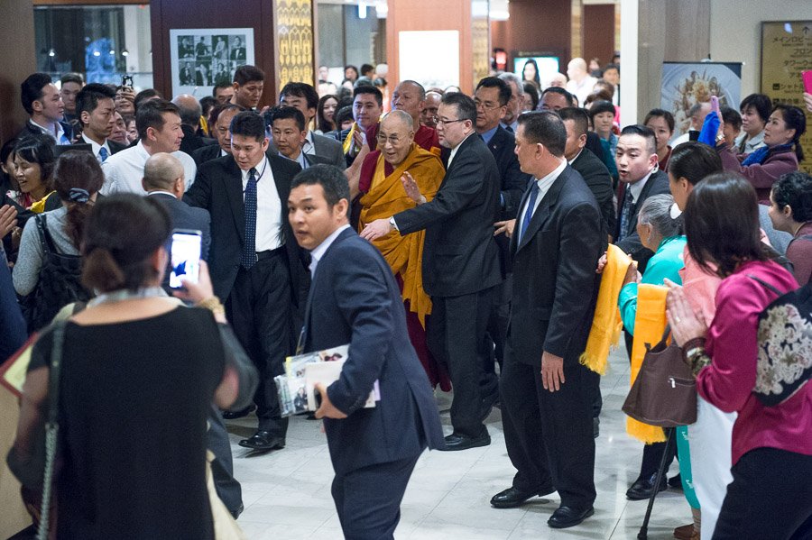 navy_81's tweet photo. ご滞在先のホテルから法話会場の大阪府立国際会議場に歩いて向かわれるダライ・ラマ法王。2016年5月11日、大阪（撮影：テンジン・チュンジョル、法王庁）
https://t.co/xhxc6WTvFv 
何も伝えない日本のメディア https://t.co/1rZFVOem0Y