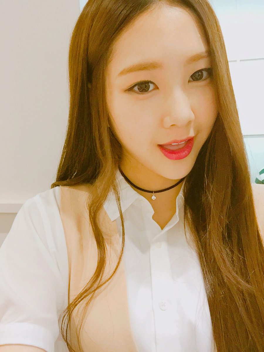 WM_OHMYGIRL's tweet photo. [#지호] 미라클~~보고 싶어요~~뭐하고 있나요?? https://t.co/oF3Ndh4IFu