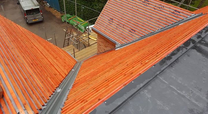 AmerickRoofing's tweet photo. RT @RavenRoofingSup Another superb build by @swallowhomes using @Terreal_UK #forestmix #Crowthorne #Berkshire #Roo… https://t.co/PZffJkPMcG