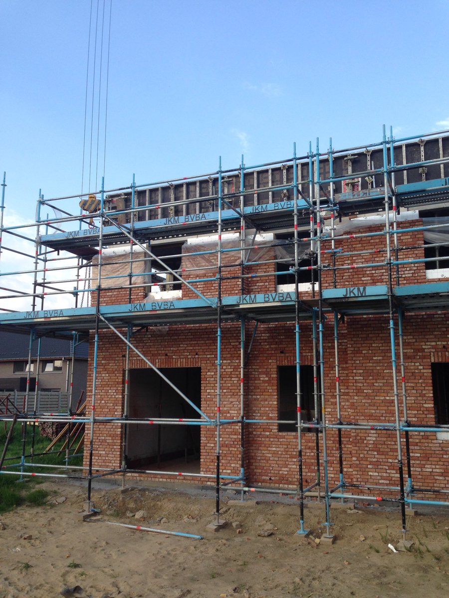 In Oeselgem gestart met de ringbalken en het laatste verdiep <a href="/Durabrik/">Durabrik</a>