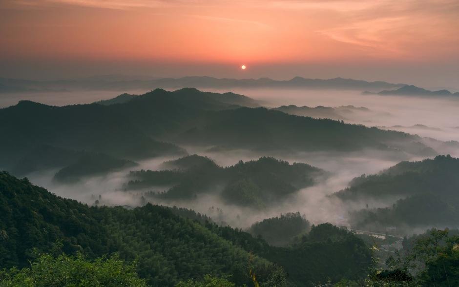 Mist and sunshine bring a wonderful rosy dawn to Fozuxian Mountain in east China's Jiangxi in early summer