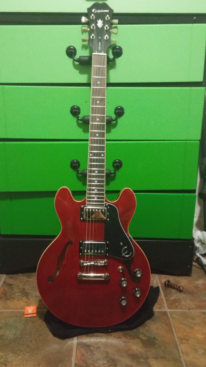 cold_concrete's tweet image. New guitar