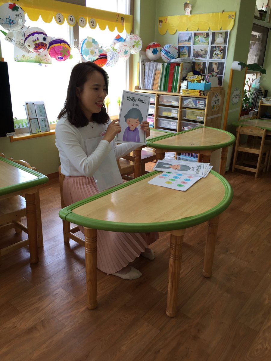 #성남시 #태평1동어린이집 에서는 학부모일일교사 활동을 했어요.
송승혁, 종혁어머님께서 맑은샘물반과 솔찬열매반 친구들에게 중국어 수업을 해주셨어요.