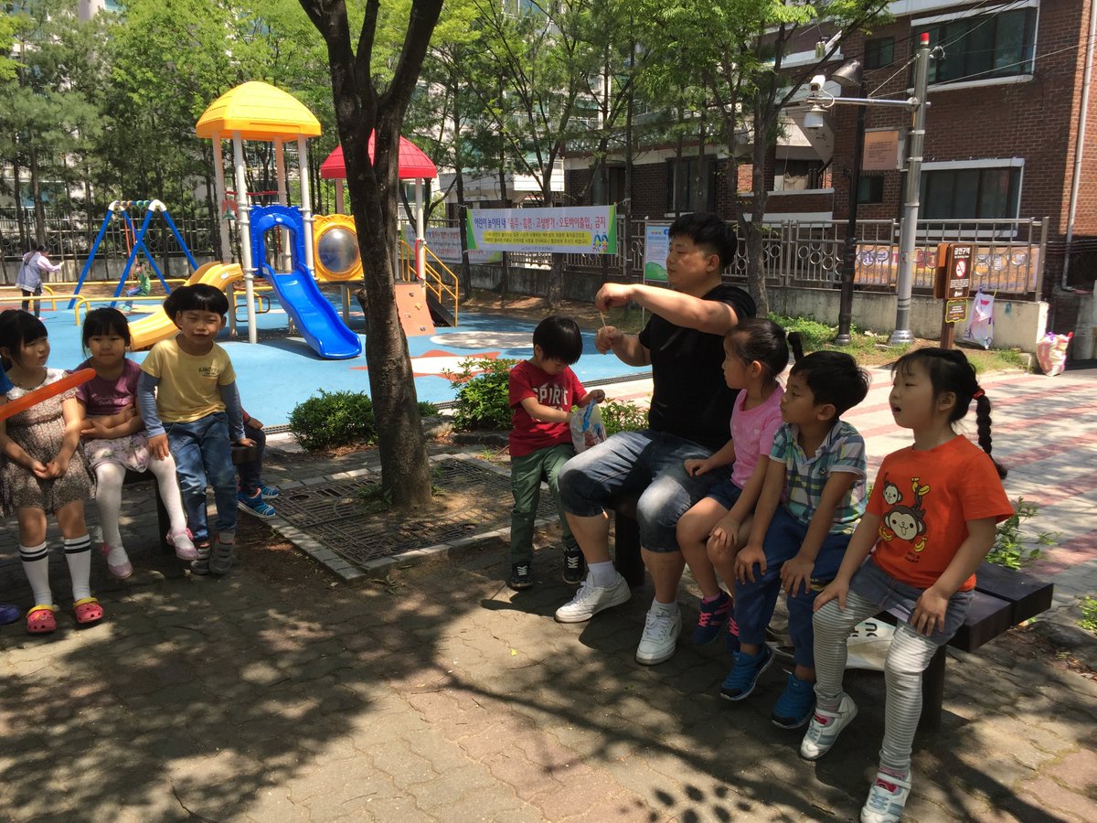 #성남시 #태평1동어린이집 에서는 학부모일일교사 활동을 했어요.
우창성아버님께서 솔찬열매반 친구들에게 '독도는 우리땅' 노래와 율동을 가르쳐주셨답니다. 실외활동시간에는 풍선아저씨가 되어 주셨어요.