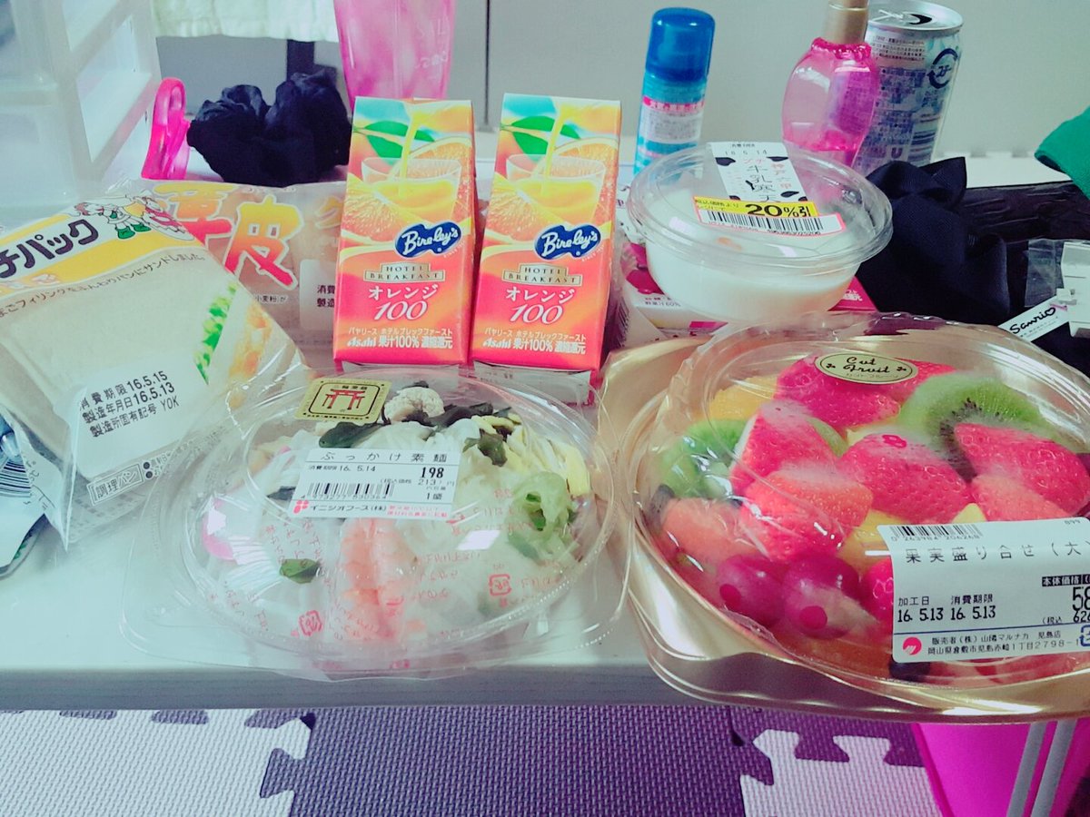 mm05060506's tweet photo. お母さんわざわざ児島まできてくれた😭

はじめて寮はいってボロボロって言葉がわらえた笑

こんなにたくさんありがとう🙆💕

あたしのすきなものばっか��🙆💕

夕方になったらねつあがるのやめてほし…😭 https://t.co/V3TJkP9r4q