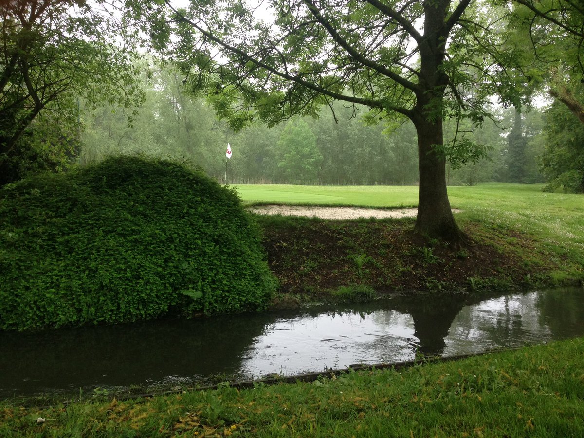DailyGolfStOuen's tweet photo. Trou n•3 #Hole #Golf #Green #Bunker #NGFGolf #Rain https://t.co/GyWMnChVkh