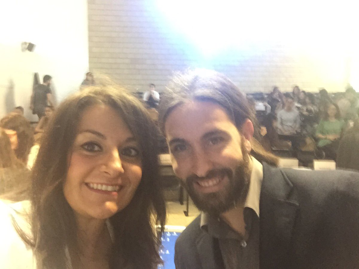 A punto de comenzar la Jornada de Innovación Social y Cooperación en <a href="/UnizaresSocial/">TrabajoSocial3</a> 🙌🏽🙌🏽🙌🏽 #emoción #UnizaresSocial