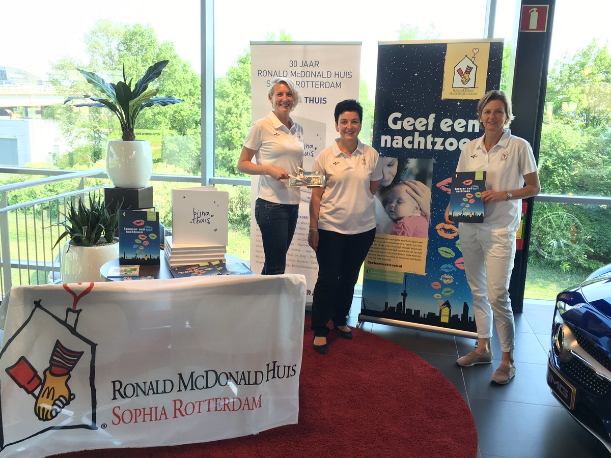BBCRotterdam's tweet photo. Gisteren 113 nachtzoenen opgehaald voor @sophiarotterdam bij bijeenkomst van @JanDirkStouten @ROGAM_Mercedes https://t.co/V71w4mGysF