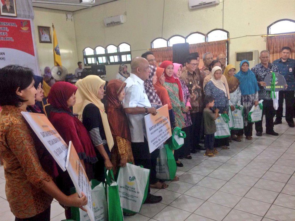 KemensosRI's tweet photo. Mensos @KhofifahIP mnyerahkan bntuan klmpok usaha brsma, usaha ekonomi produktif, rutilahu, dan hibah dlm negeri. https://t.co/04L1mH2fPv