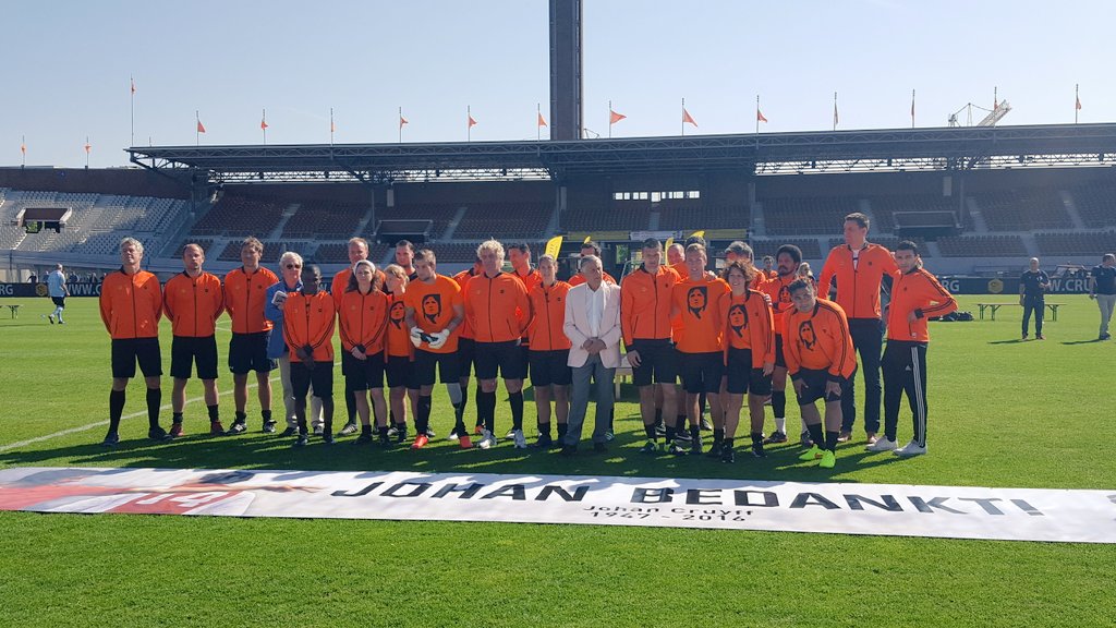 JCFoundation's tweet image. Indrukwekkende openingsceremonie ter ere van @JohanCruyff tijdens de Cruyff Foundation Cup #14forever #cup