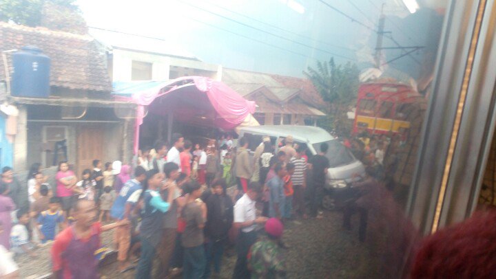 <a href="/Teguhimana/">Teguh Imana</a>: <a href="/infoDISHUB/">DINAS PERHUBUNGAN</a> <a href="/CommuterLine/">KAI Commuter</a> mobil tertabrak krl di cilebut bogor 
Shared via TweetCaster