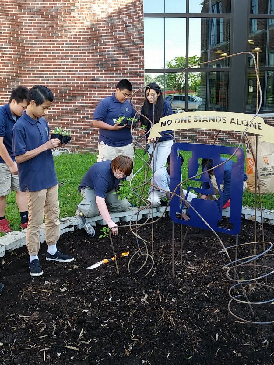 MobleyAlexie's tweet photo. Planting flowers in the memorial garden. #serviceday #hiattgivesback https://t.co/oDGqXawpYv