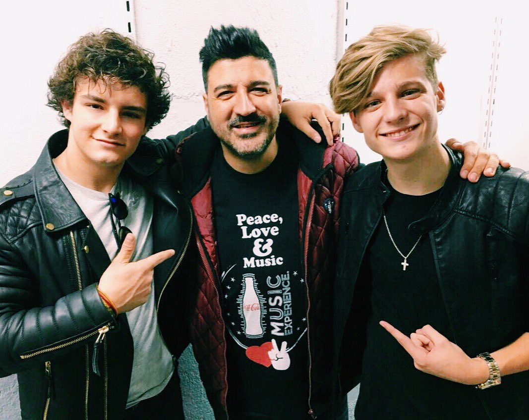 Adrianmunozact's tweet photo. Los 🔝 del #CocacolaMusicExperience @CalumHeaslip1 @Tony__Aguilar https://t.co/W0TaDtUyYO