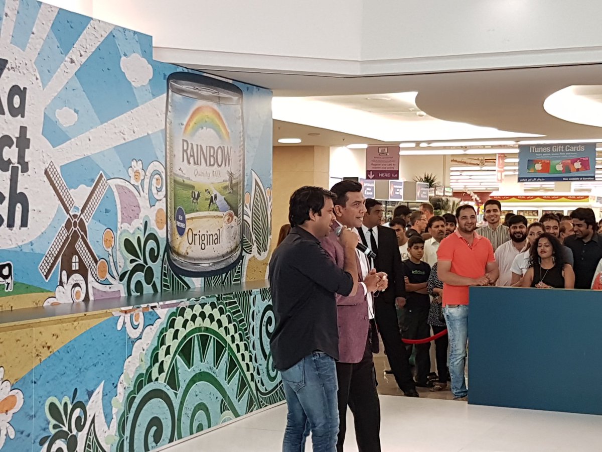 RainbowMilk's tweet photo. #RJSid interacting with Chef @SanjeevKapoor at the #RainbowChaiClash https://t.co/20qgYz3gmZ