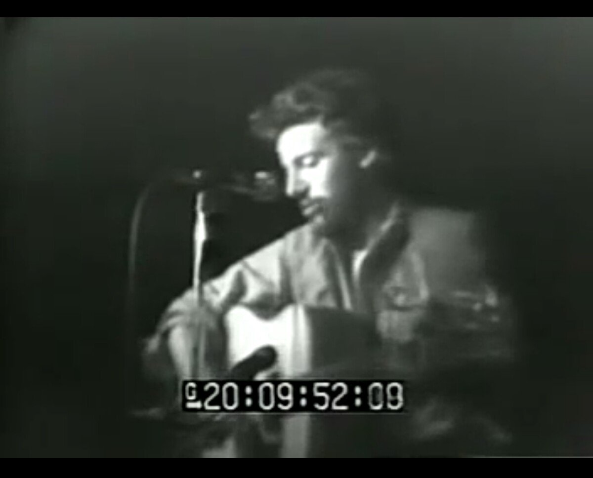 1972 An unknown, young singer named B. Springsteen performs at a NYCClub for the 1st time... youtu.be/tQTS-DEBDLM