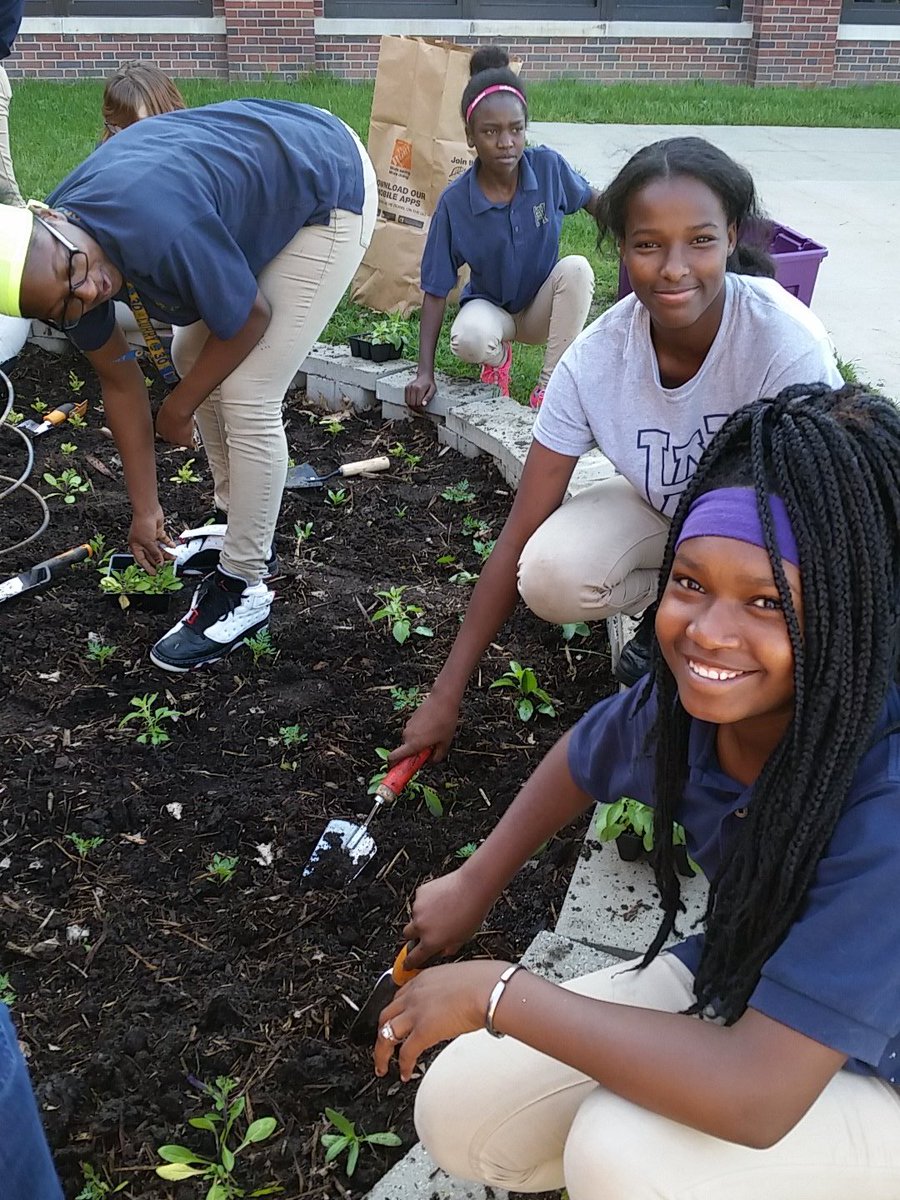 MobleyAlexie's tweet photo. Planting flowers #serviceday #hiattgivesback https://t.co/751IYID5wv