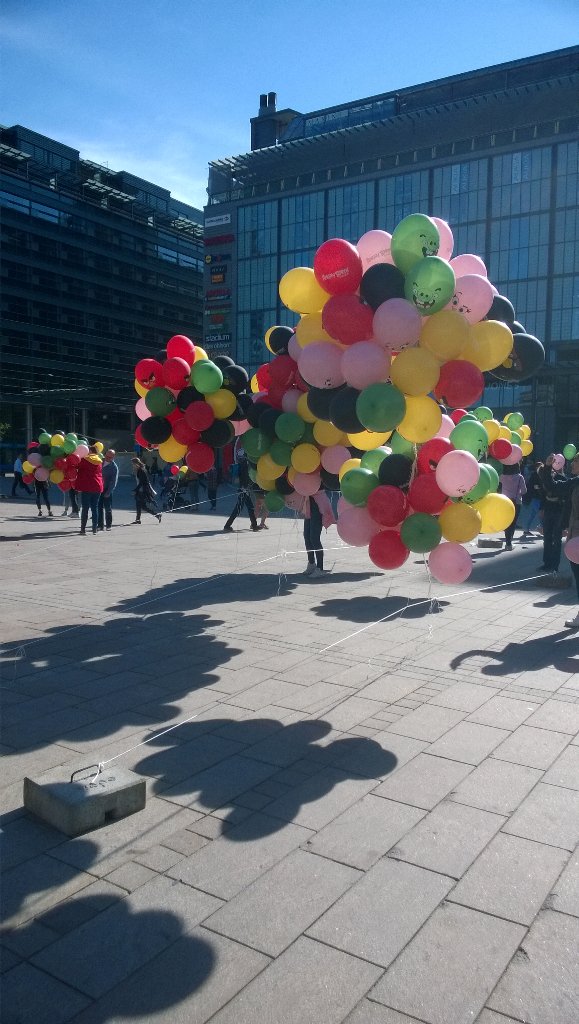Minarent's tweet image. Angry Birds mania strikes the city! #angrybirds #angrybirdsmovie #helsinki