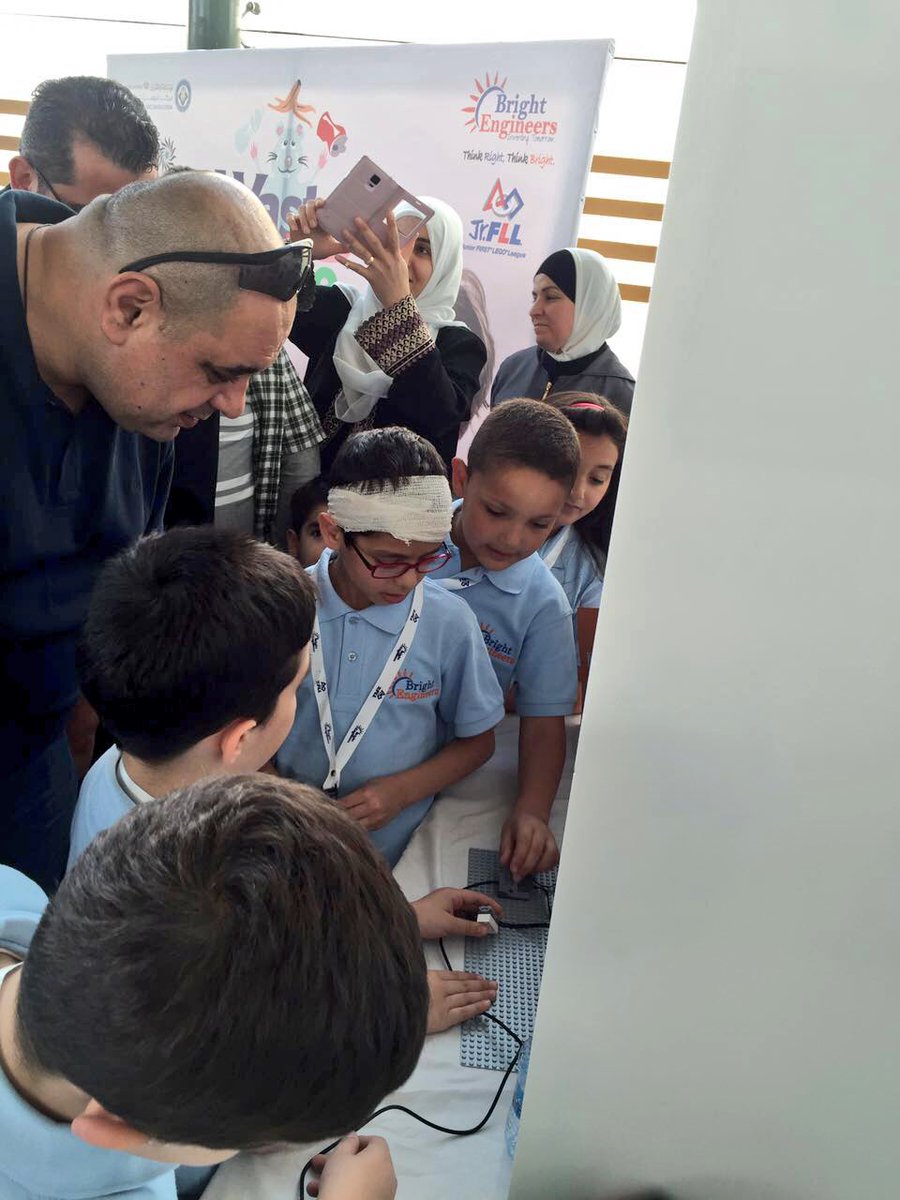 ZINCJordan's tweet photo. جولة من قبل السيد أحمد الهناندة و إطلاعه على مشاريع المشاركين بالمسابقة الوطنية لروبوت الأطفال.
#JoJrFLL 
#ZINCJO https://t.co/QBDMY9yh6N