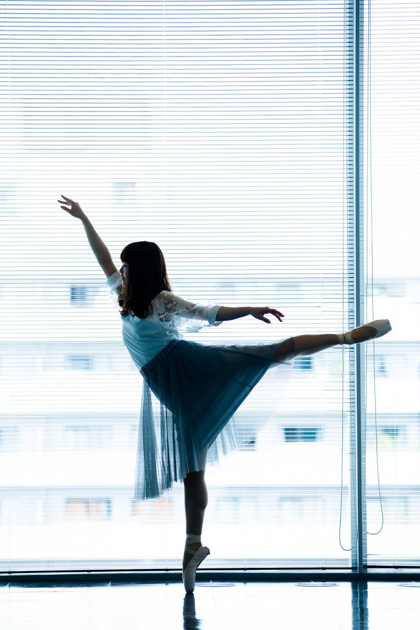 芹沢 1枚凄いポーズの写真を バレエ的なシーンをというオーダーは頂いていたのですが 本当にバレーシューズを履いてこのポーズを シルエットでラインが出るの良いですね モデル りのさん T Co Viv4iv4qj1 Twitter