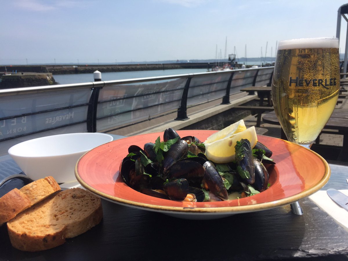 ciaran_shan's tweet photo. Today's feed of mussels and a pint of @HeverleeBeer to wash it all down at @Swift_Carrick on a lovely sunny day 👌🏼 https://t.co/gFjp5p09U3