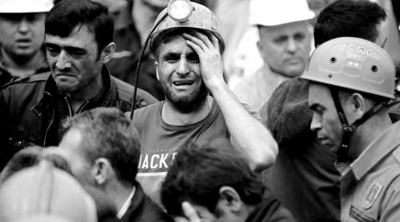 eksiseyler's tweet photo. Üzerinden 2 Yıl Geçen Yüreklerin Hala Kapkara Olduğu Facia: #Soma https://t.co/67xvWKRXje https://t.co/j3r4agTre5