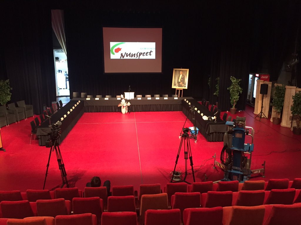 Da zaal is klaar voor de openbare Raadsvergadering van het afscheid van onze burgemeester. Veluvine, 14.00 uur.