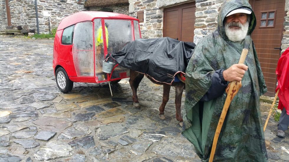 lavozdegalicia's tweet photo. El Camino, en burra y con un coche recortado para llevar a su mujer https://t.co/PP1Te0w25o https://t.co/7kBMZRvjNb