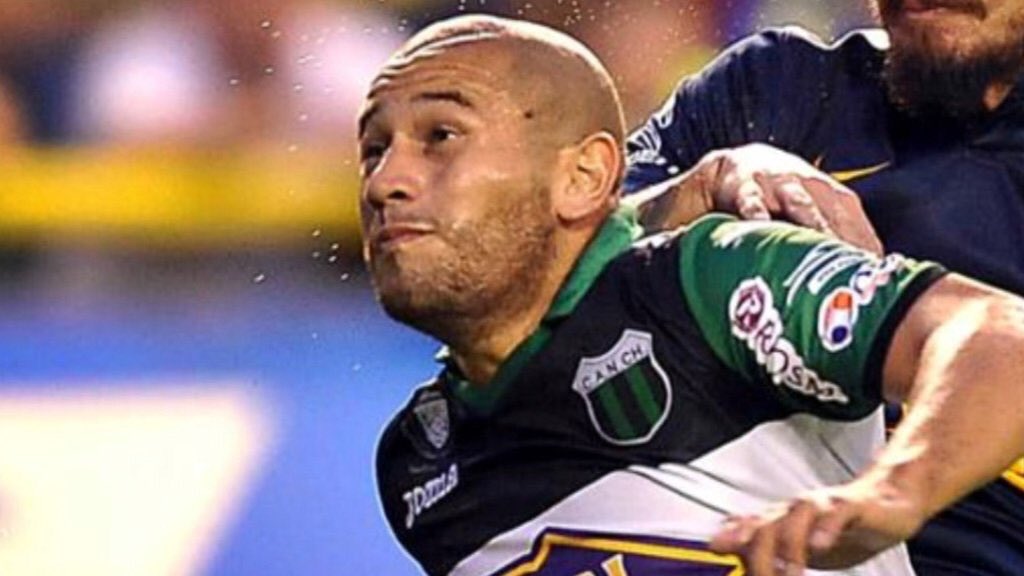 arribaarg's tweet photo. En un robo mataron de un tiro en el pecho a Rodrigo Espíndola, defensor de Chicago. Estaba con su mujer y su hijo https://t.co/gTAN8tdZD8