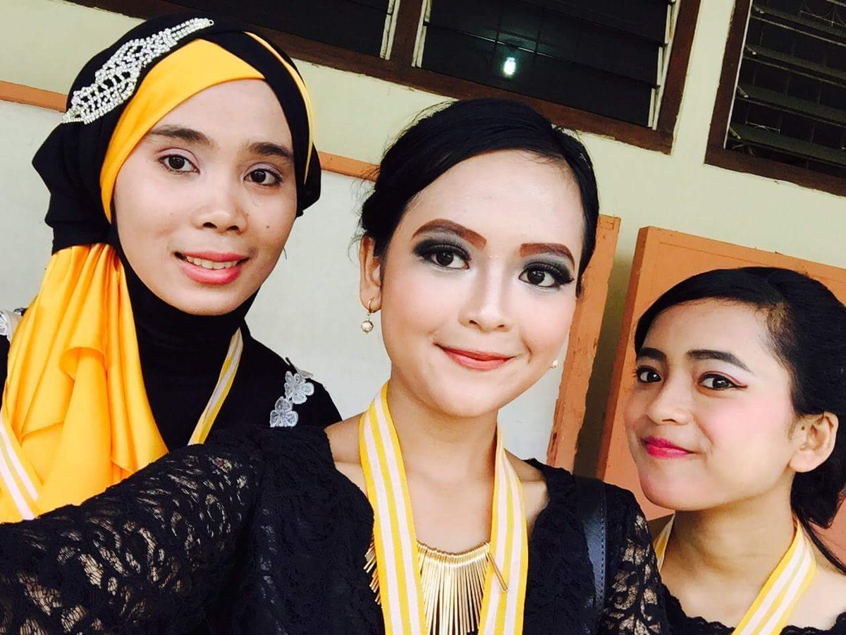 OpeeyNS's tweet photo. Graduation SMAN 1 Megamendung💕👸 https://t.co/ZJfy3M2tqr