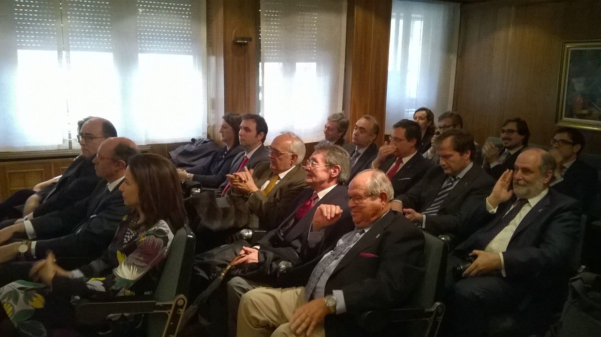 COFLeonAlt's tweet photo. #TomaDePosesion #COFLeon 
Las dos juntas de gobierno se reúnen en este acto.Firma https://t.co/48hr8kMw3a