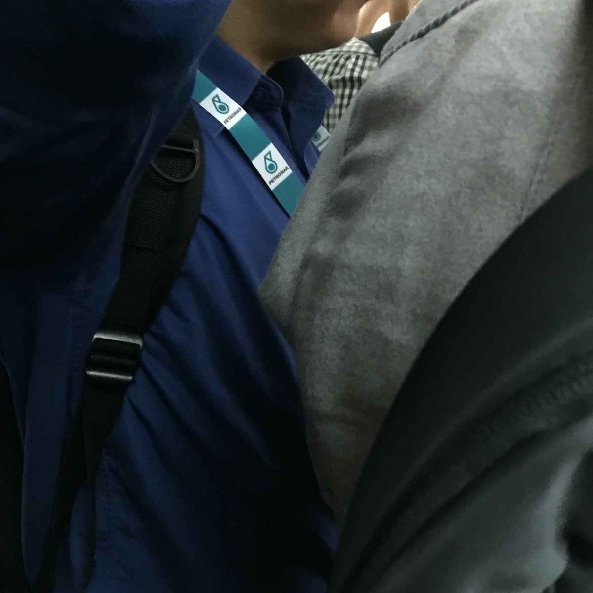 FXTVT's tweet photo. Bebudak @Petronas memang tak reti bukak lanyard lepas habis kerja ke macamana tu? https://t.co/m3hXWEhZPv