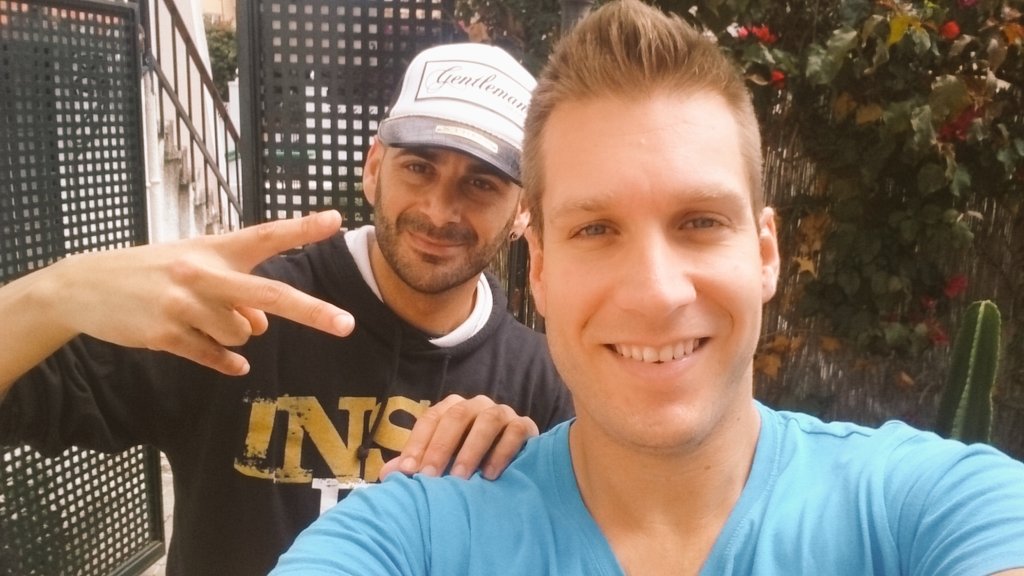 Lo prometido es deuda.. Con los locos de la radio <a href="/pacocantos1/">Pacocantosdj</a> y <a href="/melena1987/">María Elena aguila</a>!!  Gracias por escucharnos!!