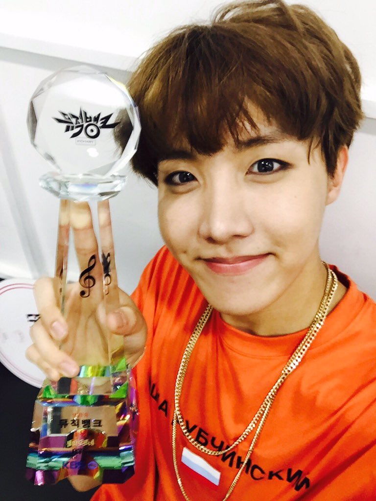 MAI89011643's tweet image. ミューバン1位おめでとう♡♡
それにしてもなんてイケメンなんだ、、
#일본ARMY
 #방탄소년단    #BTS