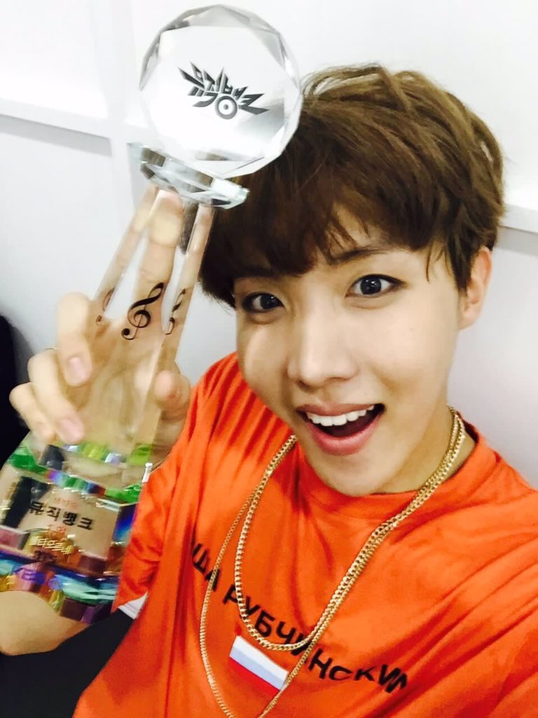 MAI89011643's tweet image. ミューバン1位おめでとう♡♡
それにしてもなんてイケメンなんだ、、
#일본ARMY
 #방탄소년단    #BTS