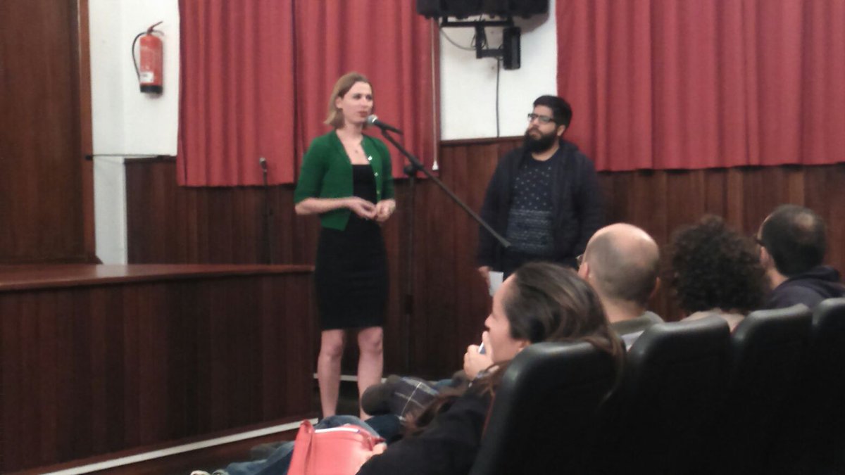 Podredumbres_'s tweet photo. @AidaBallmann, tan guapa como siempre, presentó ayer @Podredumbres_ en la Muestra de Cortometrajes de La Laguna. https://t.co/1AWr1HaKI5