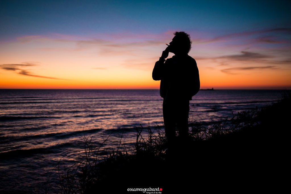 "Me paso la vida colgado de las nubes buscando esa luz que brilla infinita en el tiempo".

youtu.be/CCYKA0GuNIQ