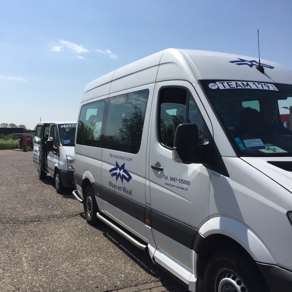 Heel blij met busjes van taxi Maas en Waal en vrachtwagen van Autohopper. Op naar Hamburg voor #Roparun #team179