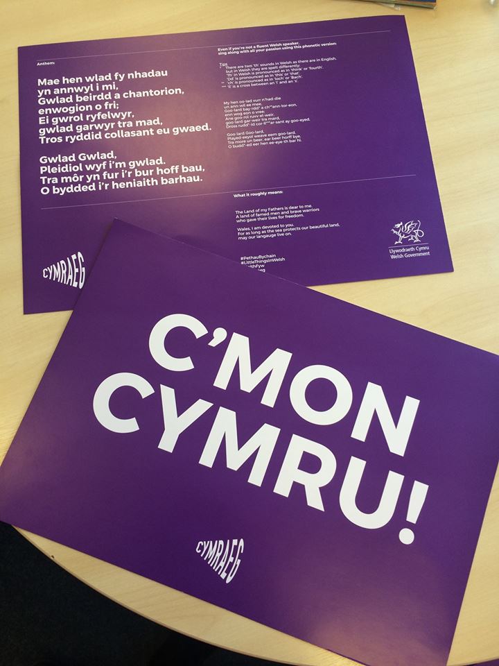 Cymraeg's tweet photo. Wyt ti'n cefnogi #Cymru yn yr #Ewro ?
Be am archebu poster C'mon Cymru am DDIM
Cymraeg@cymru.gsi.gov.uk https://t.co/DGY0OmTCtz