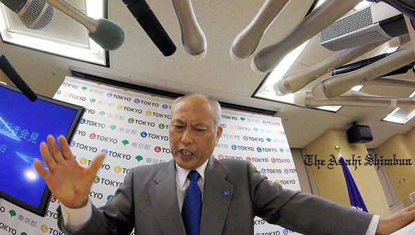 朝日新聞の報道カメラマンによる舛添都知事の会見写真がいいセンスしてると話題に 都知事の置かれた状況が一枚で表現されてる Togetter 朝日新聞の報道カメラマンによる舛添都知事の会見写真がいいセンスしてると話題に 都知事の置かれた状況が一枚で表現されてる Togetter