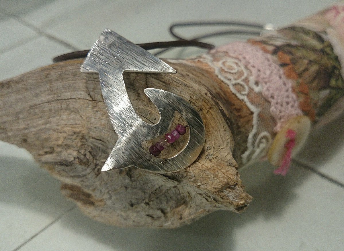 eltrebolde4's tweet photo. Colgante plata y rubíes,colección "Flecha, hacia dónde quieras ir"
#joyasplata #diseñodejoyas  #joyadeautor #encargo https://t.co/qIcsiDiWD9