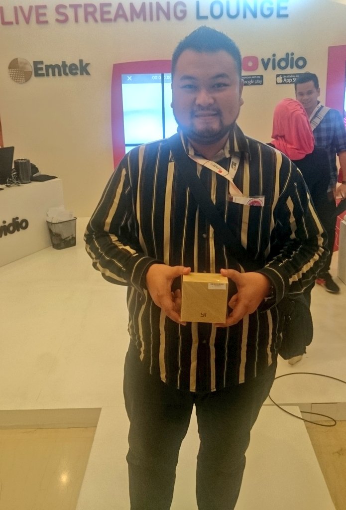vidio's tweet photo. Selamat sekali lg buat @eddo99 & @Egibonye yg terpilih jd best Vidio selama #APMF2016 day 3 :) https://t.co/8IhhjQ53dd