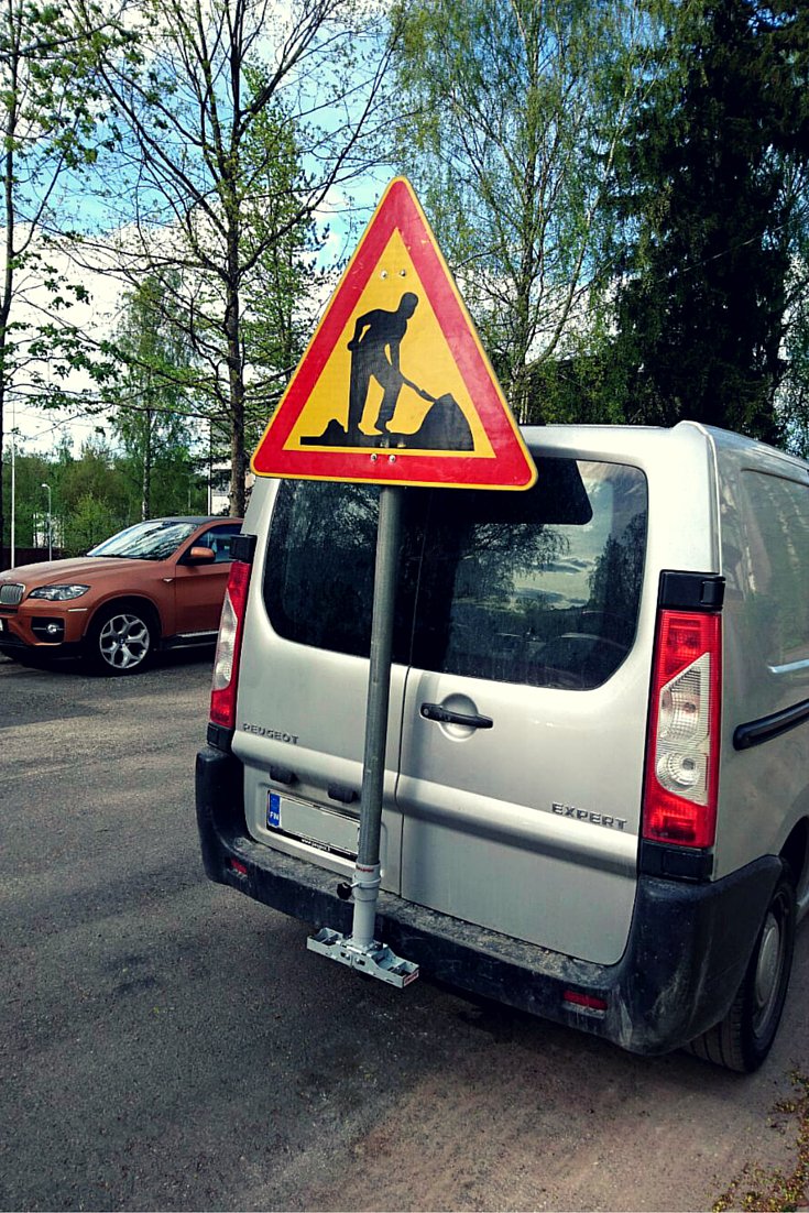 Liikennemerkkiteline vetokoukkuun #kyltti #työmaa