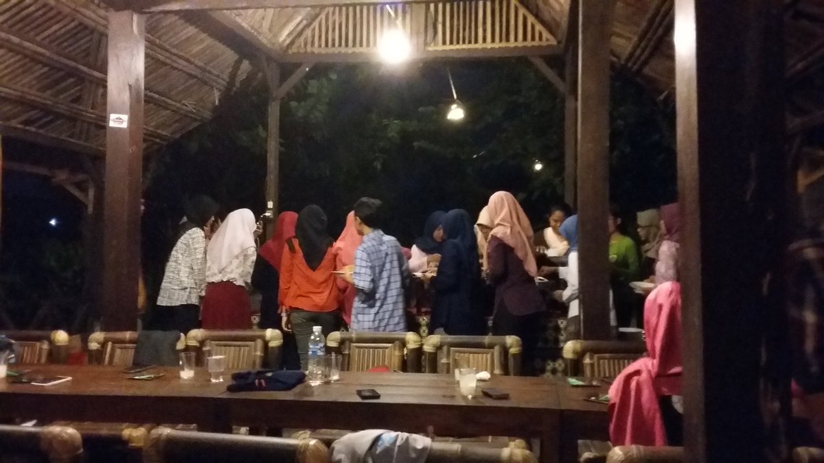 Setelah sekian lama, akhirnya dana cair juga, nyam nyam #pembubaranpanitia #Psikophoria2015