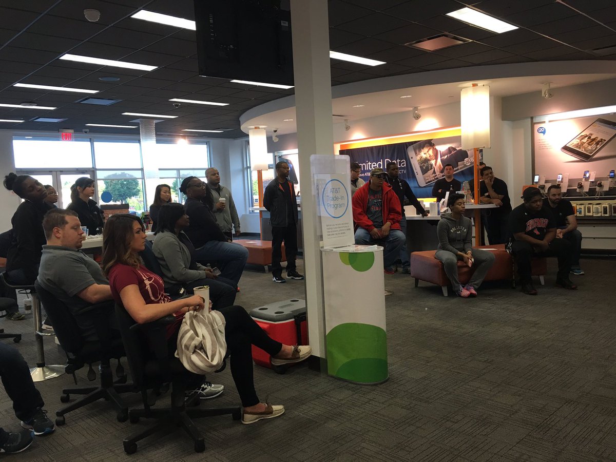 Merchants_cor's tweet photo. Apple Masters Class in full effect. @82ndStreet_cor @TeamGTC_COR @Merchants_cor learning all about iPads from John! https://t.co/Cc0BBPvs9l