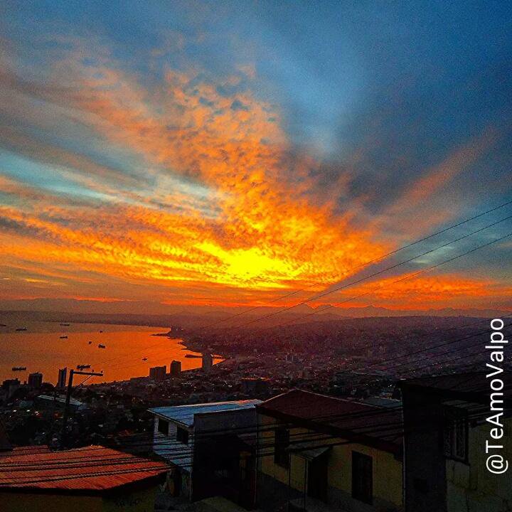 TeAmoValpo's tweet photo. Simplemente de otro planeta el amanecer q tenemos a esta hora en Valparaiso, lluvia de colores...
@biobio https://t.co/c8CykGXZvy