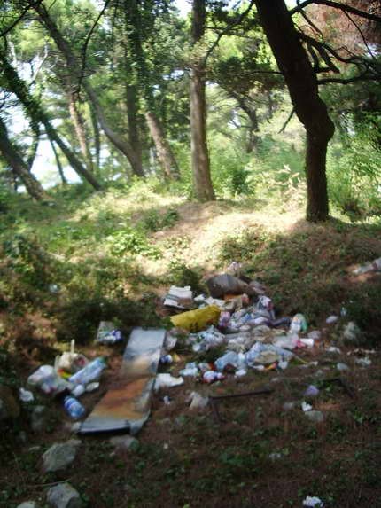 guardiacivil's tweet photo. ¡Eh tú! Llévate esa basura que has dejado tirada, cuando llegaste no formaba parte del paisaje. 

#GComprometidos https://t.co/PWNFsFcRoo