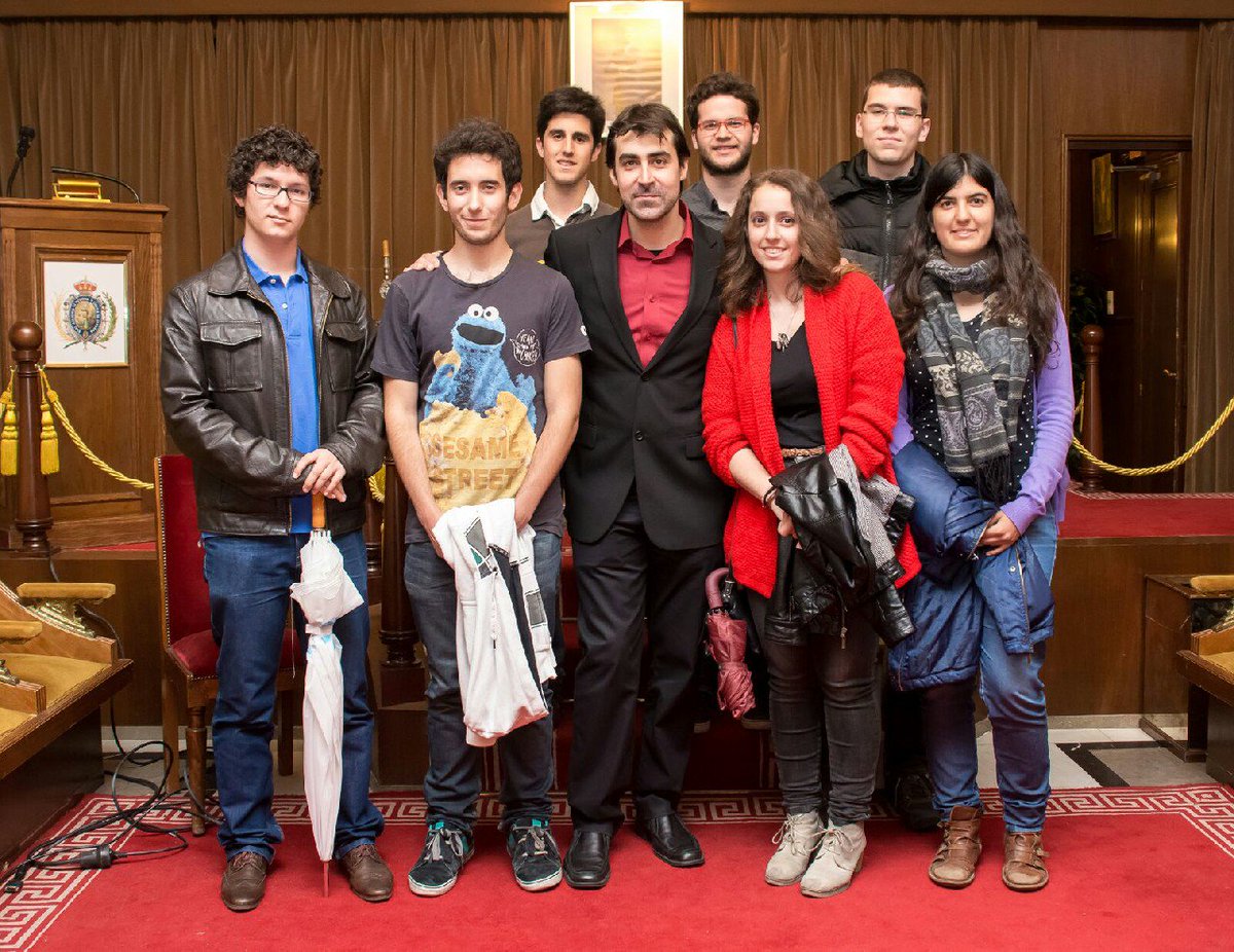 AAIGranada's tweet photo. Foto con Joan Montero del Dana Harber Institute de Boston en la entrega del VIII premio e investigación oncológica. https://t.co/UEJBSzCnl5