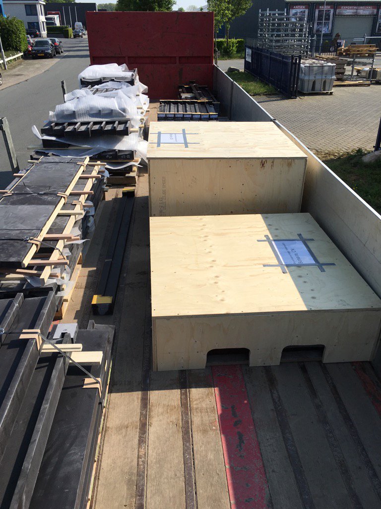 Mooi (internationaal) 🛳vrachtje klaar om te gaan. Start: Dodewaard, tussenstop: Volendam e.o. finish: Bonaire 🇧🇶🏁