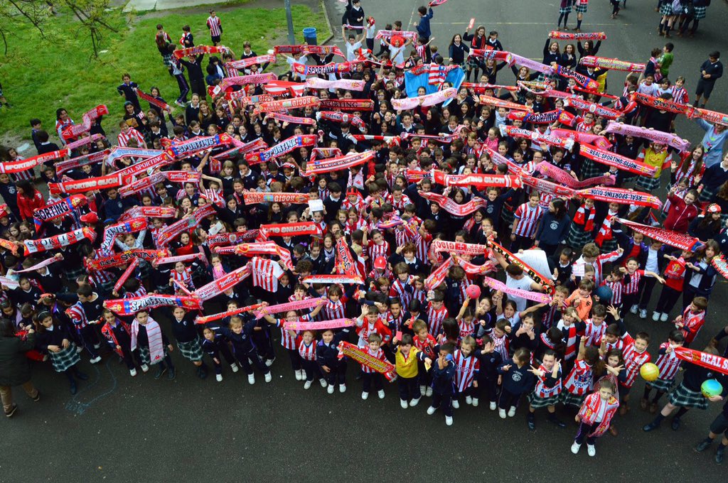 RealSporting's tweet photo. Hoy los niños del colegio La Asunción (Gijón) lucieron los colores rojiblancos en clase 🔴⚪️ #PuxaSporting https://t.co/RtwoVbpLiV