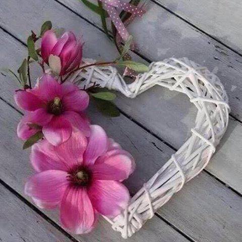 ridk12's tweet image. مذ فقد العالم الكثير من الحب وهو يتهاوى.. كن محبا فهنا تكمن النجاة.